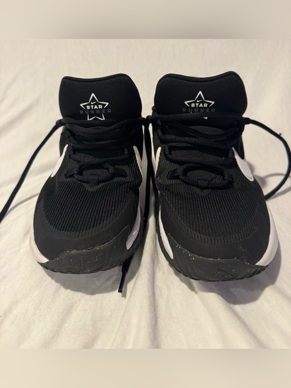 Nike Kids Black and White Star Runner Sneakers 6.5